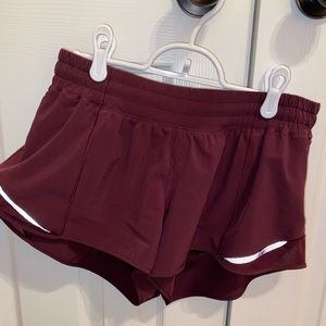 Lululemon Hotty Hot 2.5 Inch Shorts in Maroon